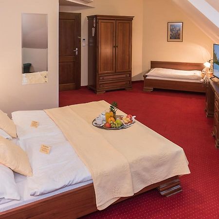 Hejtmansky Dvur Hotel Slany Bagian luar foto
