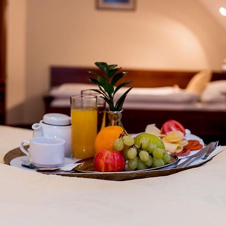 Hejtmansky Dvur Hotel Slany Bagian luar foto