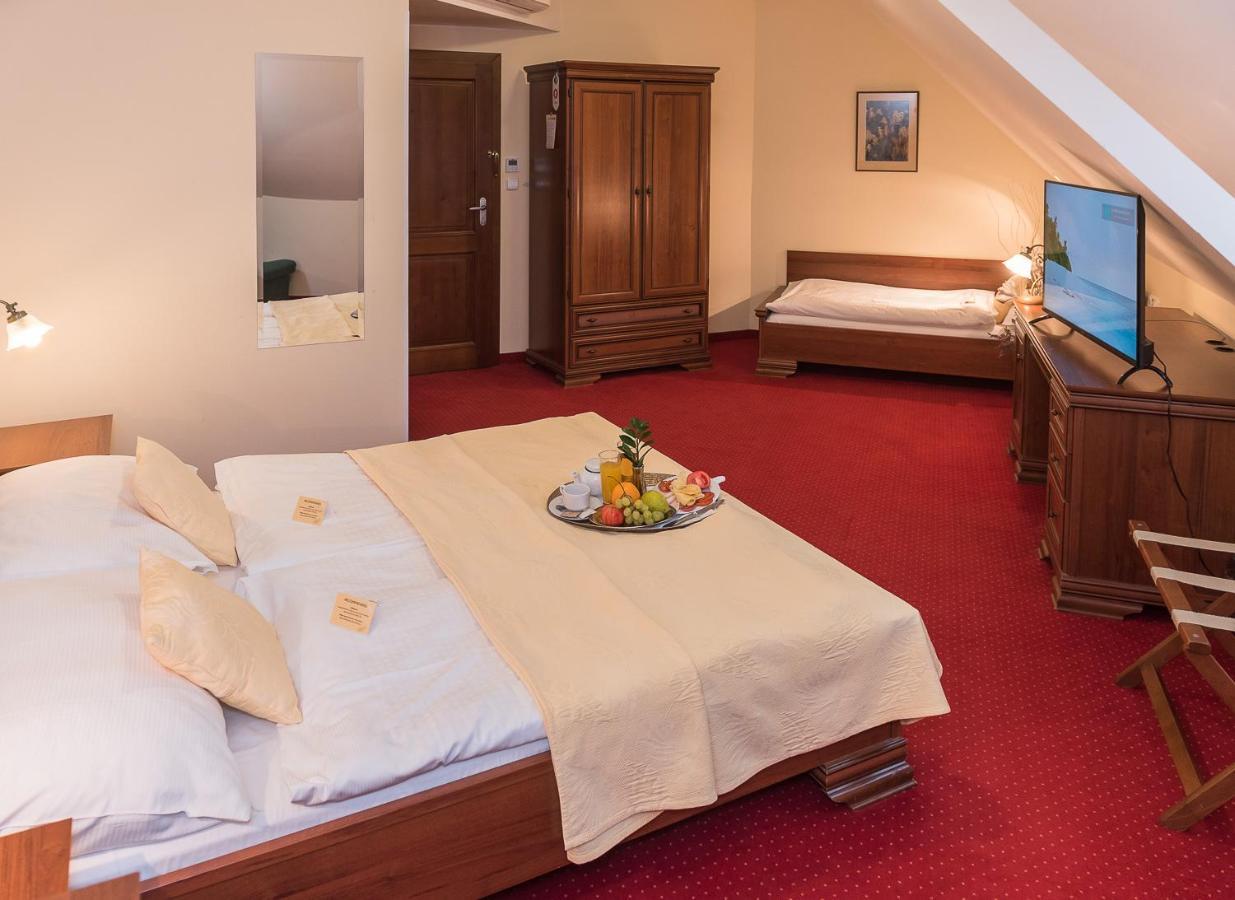 Hejtmansky Dvur Hotel Slany Bagian luar foto