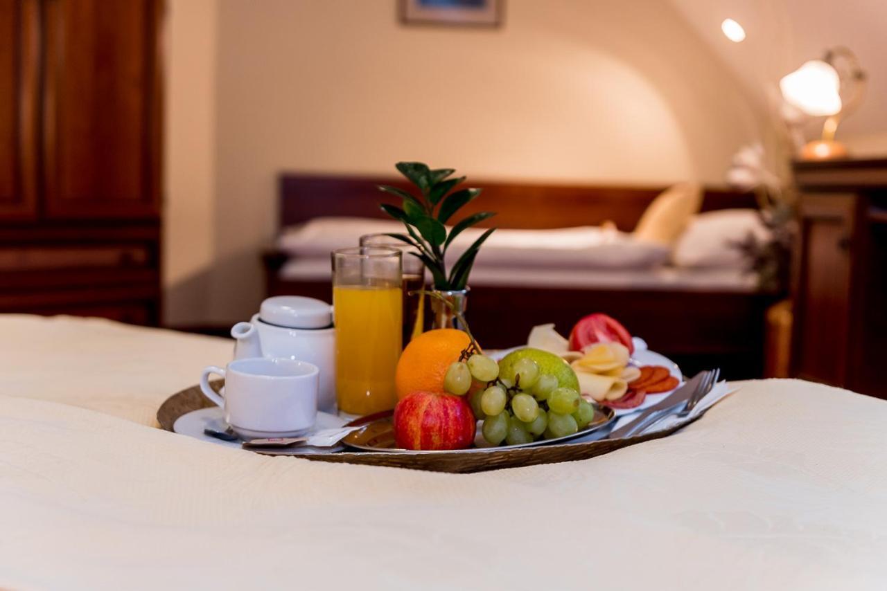 Hejtmansky Dvur Hotel Slany Bagian luar foto