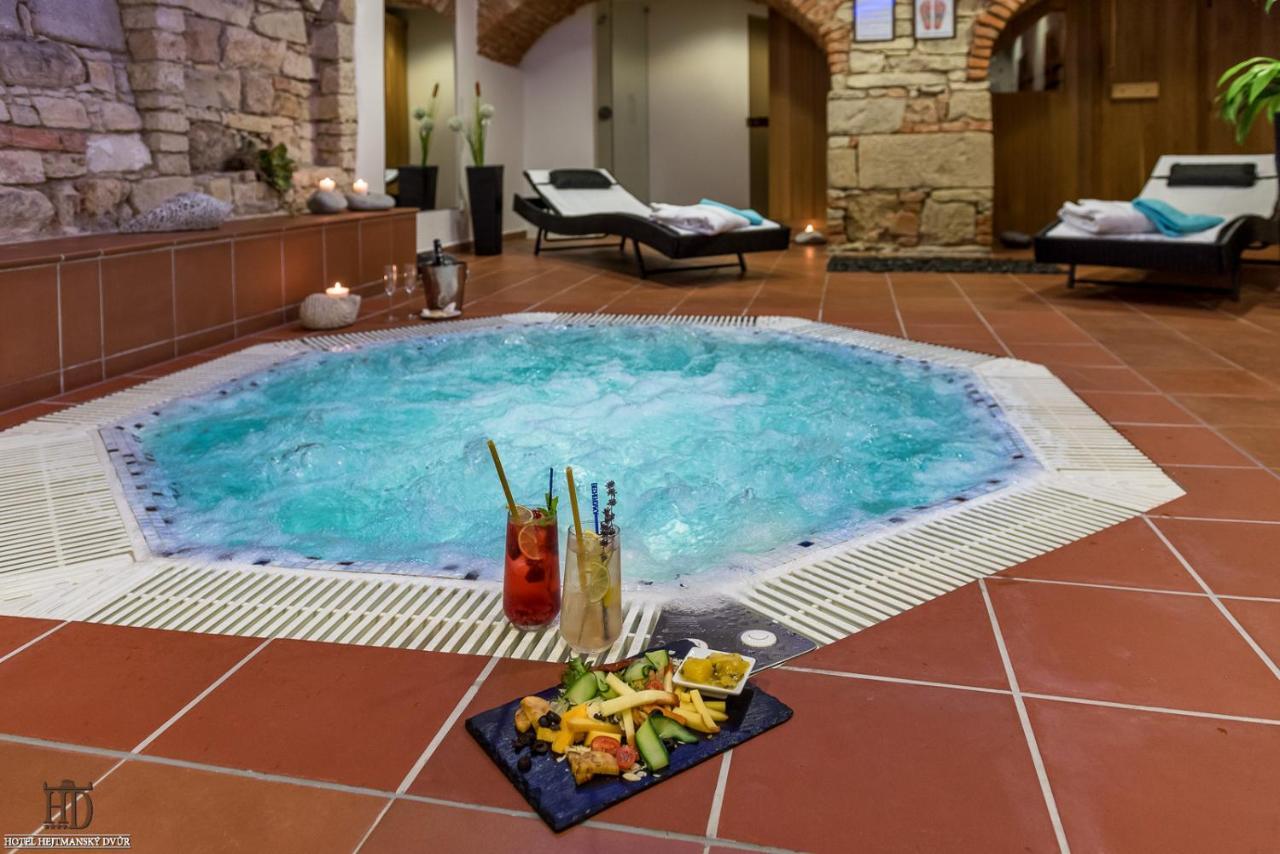 Hejtmansky Dvur Hotel Slany Bagian luar foto