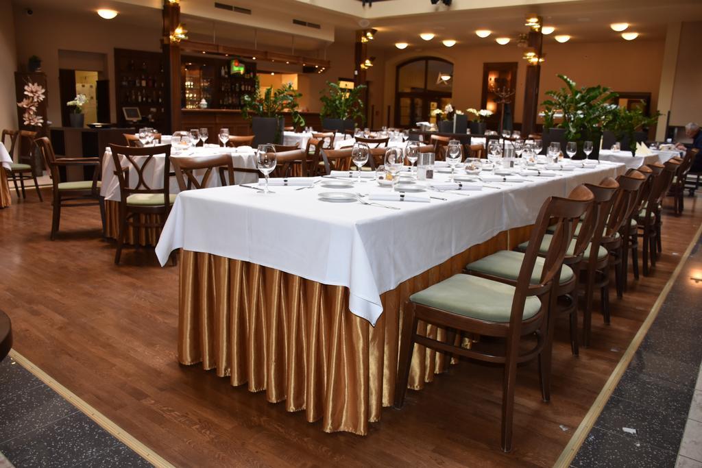 Hejtmansky Dvur Hotel Slany Bagian luar foto