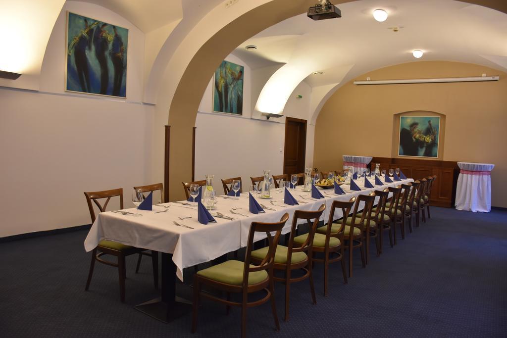 Hejtmansky Dvur Hotel Slany Bagian luar foto