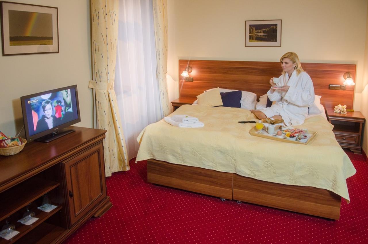 Hejtmansky Dvur Hotel Slany Bagian luar foto