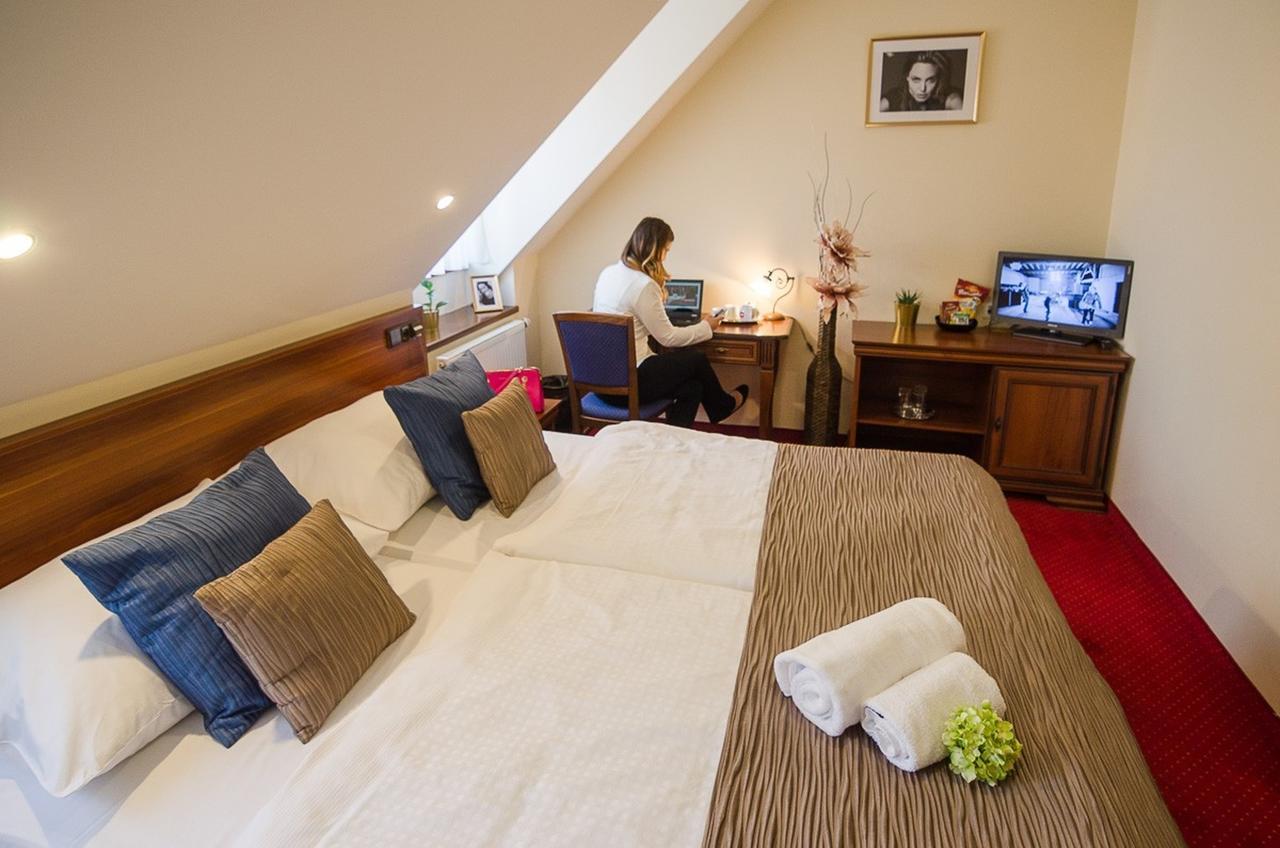 Hejtmansky Dvur Hotel Slany Bagian luar foto