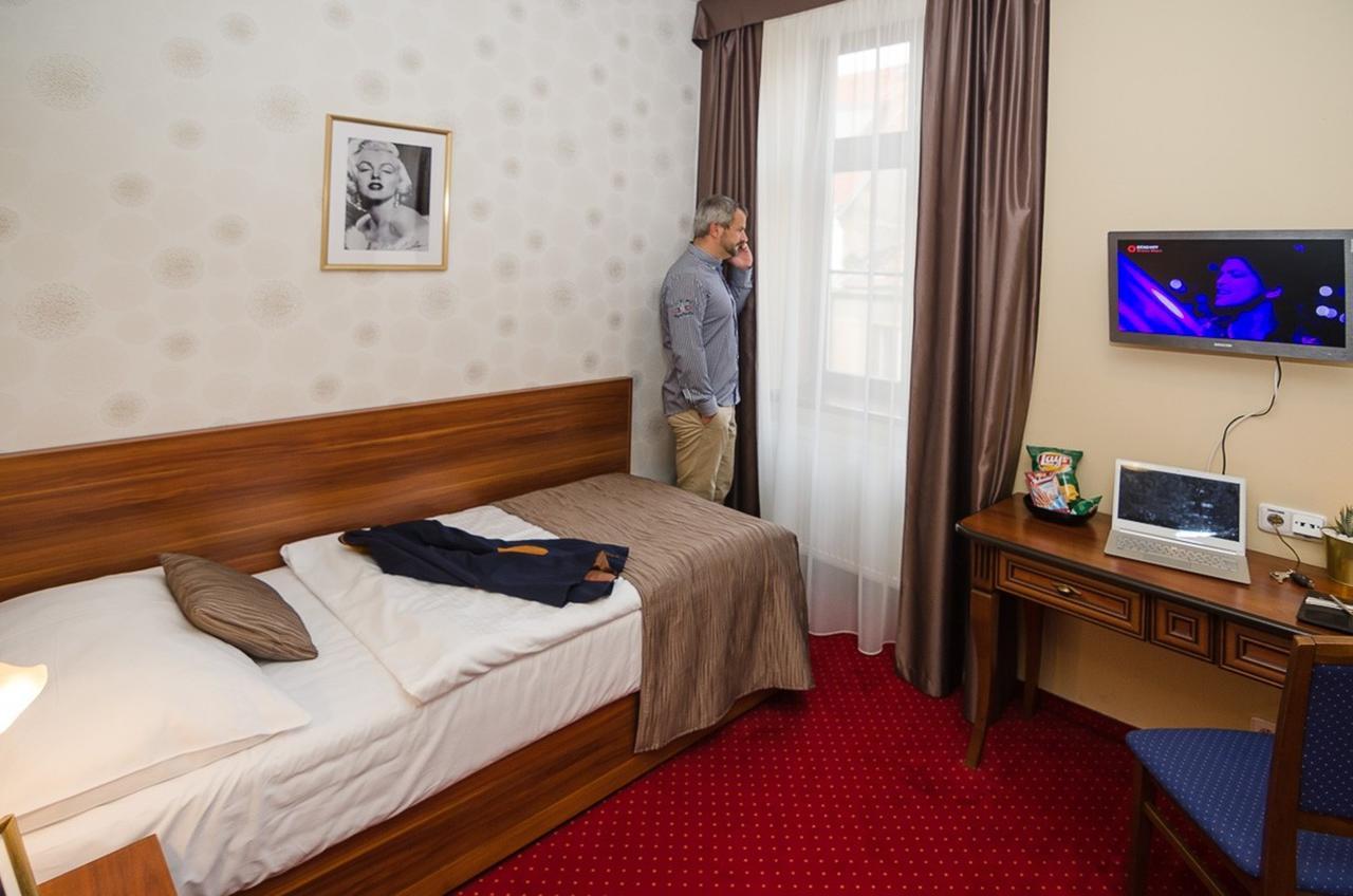 Hejtmansky Dvur Hotel Slany Bagian luar foto