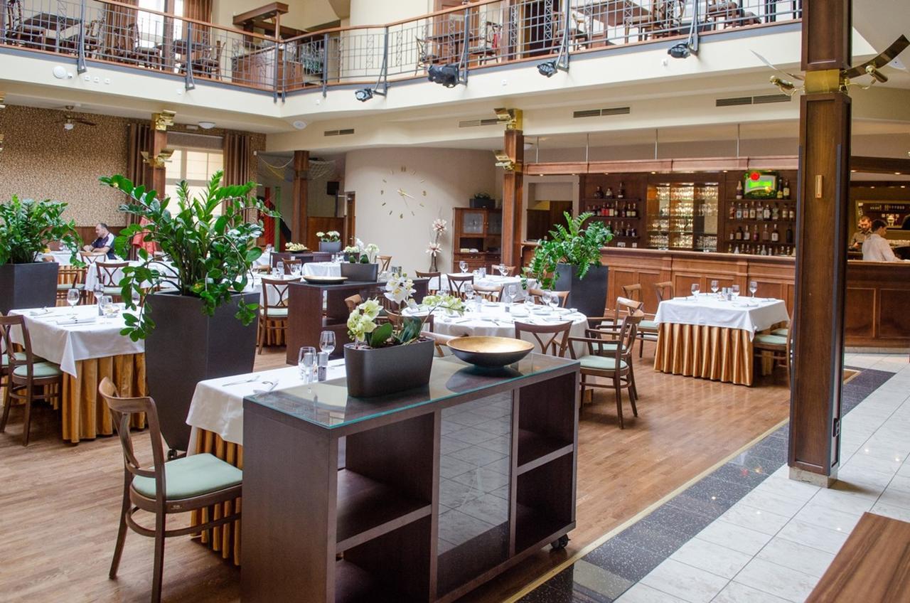 Hejtmansky Dvur Hotel Slany Bagian luar foto