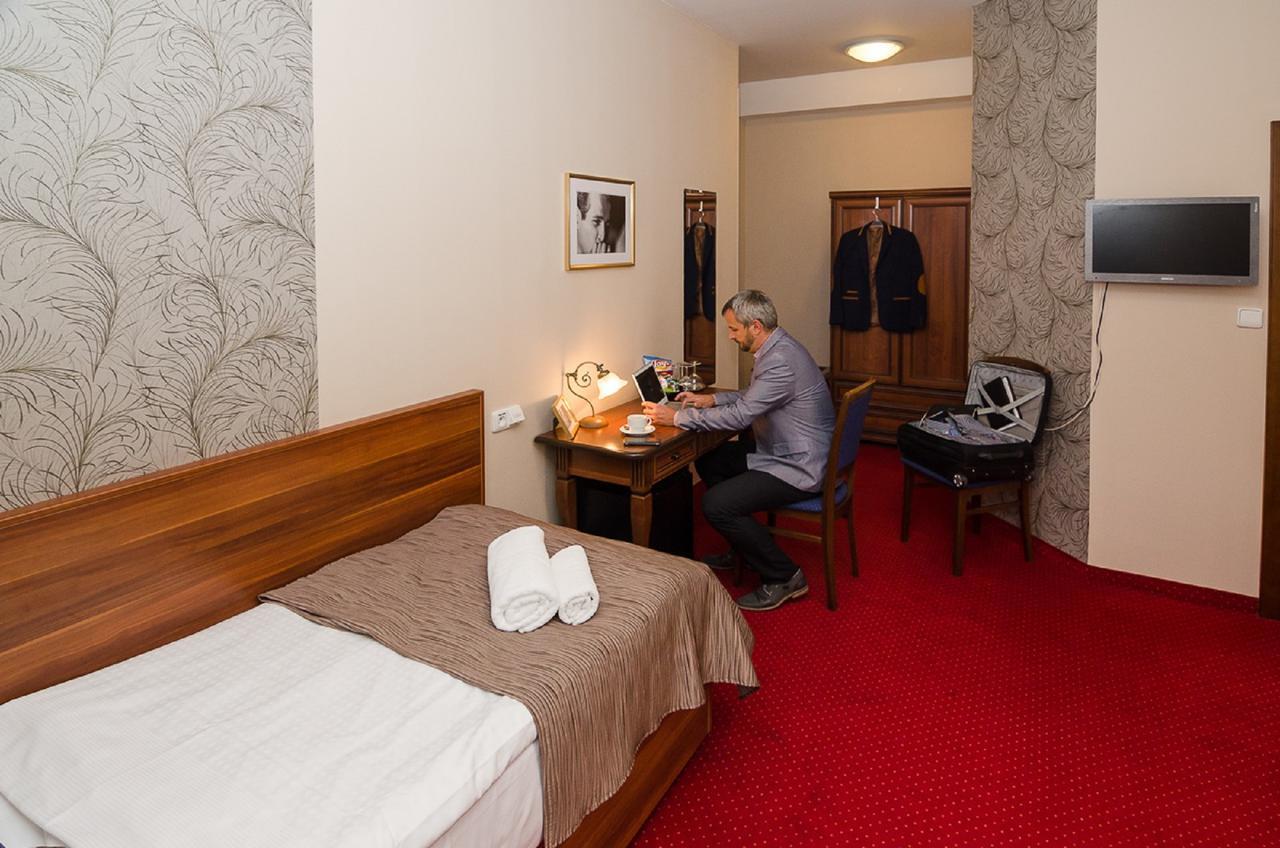 Hejtmansky Dvur Hotel Slany Bagian luar foto